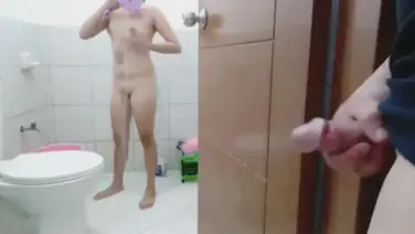 Ngintip Tetangga Cantik Mandi Ganas
